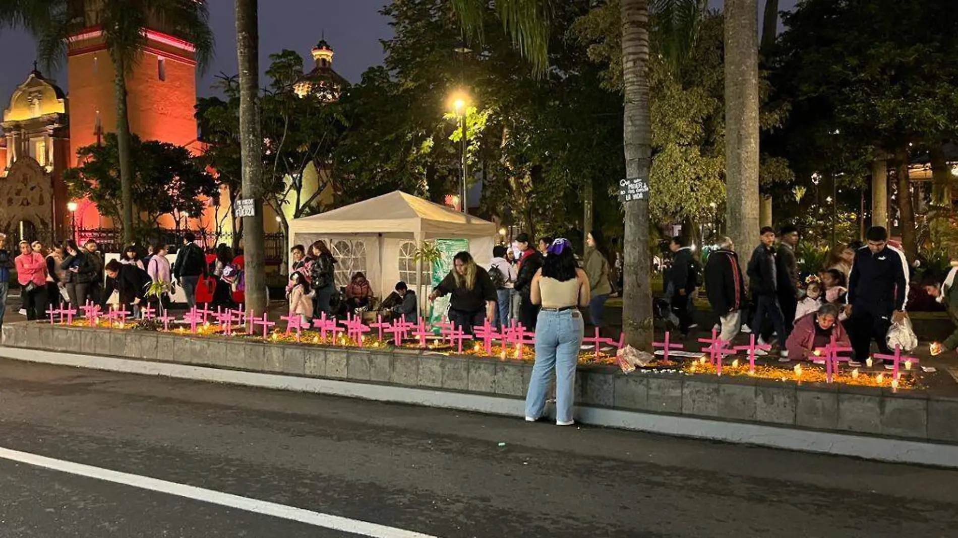 Marea Verde coloca "antiofrenda" en Orizaba; exigen un alto a los feminicidios